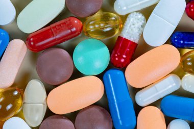 Mavi arka planda hapların yakın çekimi. Yukarıdan görüntüle.