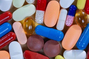 Mavi arka planda hapların yakın çekimi. Yukarıdan görüntüle.