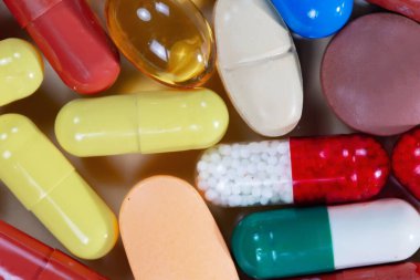 Mavi arka planda hapların yakın çekimi. Yukarıdan görüntüle.