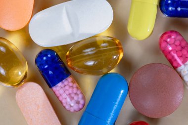 Mavi arka planda hapların yakın çekimi. Yukarıdan görüntüle.