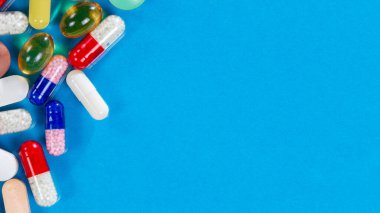 Mavi arka planda hapların yakın çekimi. Yukarıdan görüntüle.