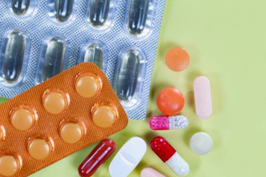 Sarı arka planda hapların yakın çekimi. Yukarıdan görüntüle.