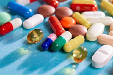 Masaya saçılmış parlak renkli haplar. Yakın plan..