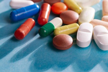 Masaya saçılmış parlak renkli haplar. Yakın plan..