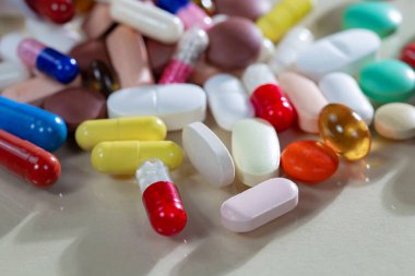 Masaya saçılmış parlak renkli haplar. Yakın plan..