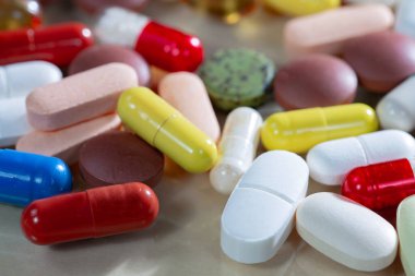 Masaya saçılmış parlak renkli haplar. Yakın plan..