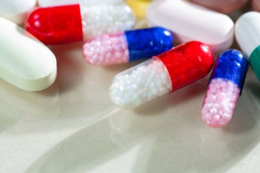 Masaya saçılmış parlak renkli haplar. Yakın plan..