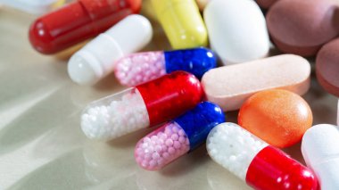 Masaya saçılmış parlak renkli haplar. Yakın plan..