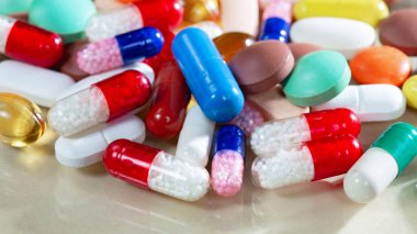 Masaya saçılmış parlak renkli haplar. Yakın plan..