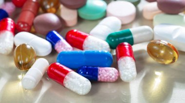 Masaya saçılmış parlak renkli haplar. Yakın plan..