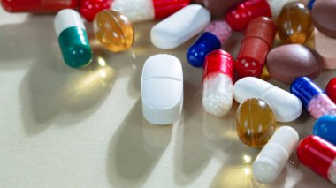 Masaya saçılmış parlak renkli haplar. Yakın plan..