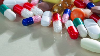 Masaya saçılmış parlak renkli haplar. Yakın plan..