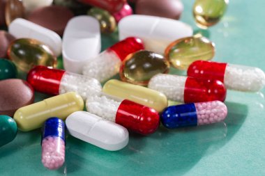 Masaya saçılmış parlak renkli haplar. Yakın plan..