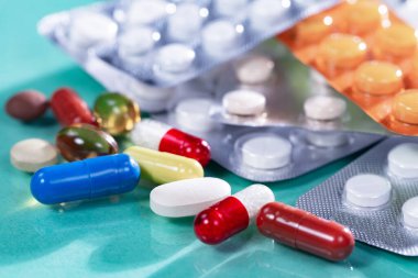 Siyahi bir arkaplanda tıbbi ilaçların yakın çekimi.