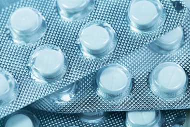 Folyo ambalajında tıbbi haplar. Yakın plan..