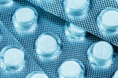 Folyo ambalajında tıbbi haplar. Yakın plan..