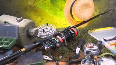 Balıkçı oltası ahşap bir zemine kurulur ve yavaşça yatay düzlem boyunca ilerler. Eğlence için olta takımı.