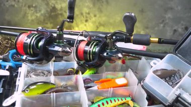 Balıkçı oltası ahşap bir zemine kurulur ve yavaşça yatay düzlem boyunca ilerler. Eğlence için olta takımı.