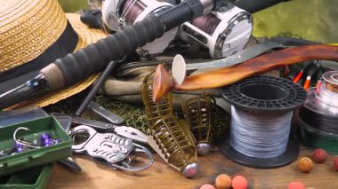 Balıkçı oltası ahşap bir zemine kurulur ve yavaşça yatay düzlem boyunca ilerler. Eğlence için olta takımı.