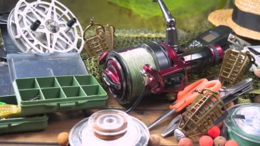 Balıkçı oltası ahşap bir zemine kurulur ve yavaşça yatay düzlem boyunca ilerler. Eğlence için olta takımı.