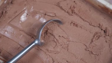 Metal bir kapta çikolatalı dondurma. Paket kaşığıyla çıkarılmış..