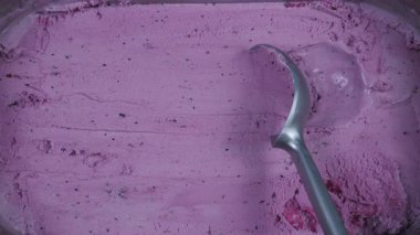 Metal bir kapta meyveli dondurma. Paket kaşığıyla çıkarılmış..