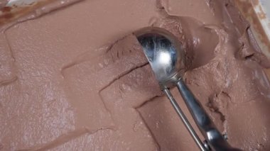 Metal bir kapta çikolatalı dondurma. Paket kaşığıyla çıkarılmış..