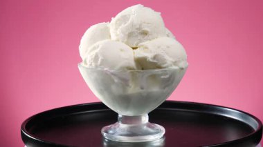 Bardaktaki vanilyalı dondurma yavaşça ekseni etrafında döner.