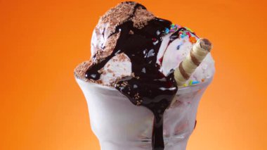 Cam bir kasedeki bir meyve dondurması yavaşça ekseni etrafında döner..