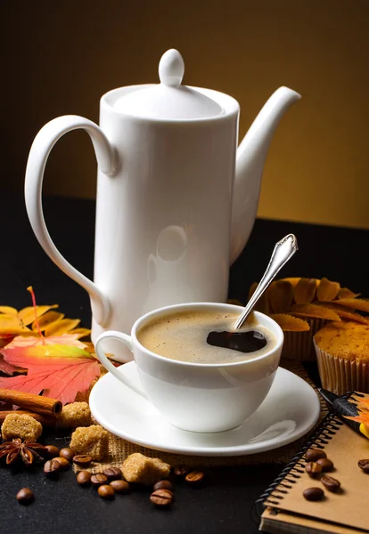 Hete zwarte koffie drinken — Stockfoto