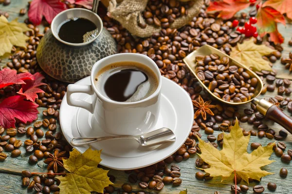 Hete zwarte koffie drinken — Stockfoto