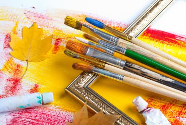 Boyalar ve fırçalar.