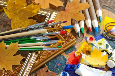 Boyalar ve fırçalar.