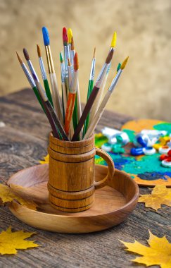 Boyalar ve fırçalar.