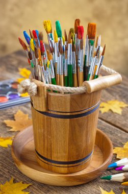 Boyalar ve fırçalar.