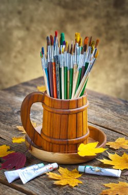 Boyalar ve fırçalar.