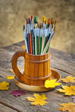 Boyalar ve fırçalar.