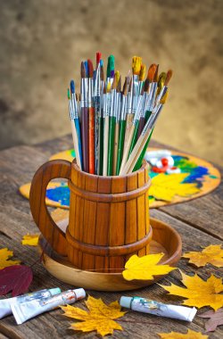 Boyalar ve fırçalar.