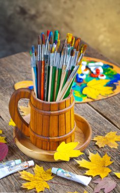 Boyalar ve fırçalar.