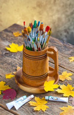 Boyalar ve fırçalar.