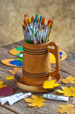 Boyalar ve fırçalar.