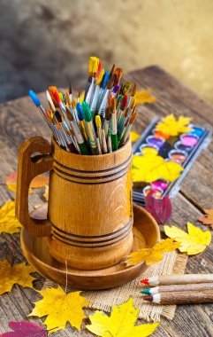 Boyalar ve fırçalar.