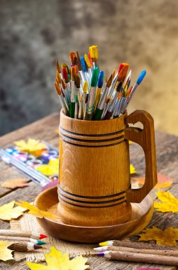 Boyalar ve fırçalar.