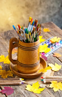 Boyalar ve fırçalar.