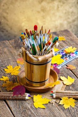 Boyalar ve fırçalar.