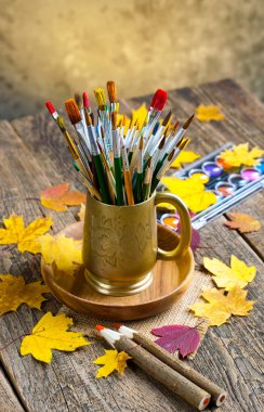 Boyalar ve fırçalar.