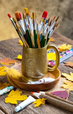 Boyalar ve fırçalar.