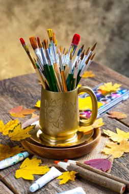 Boyalar ve fırçalar.