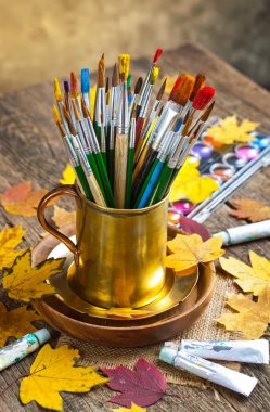 Boyalar ve fırçalar.