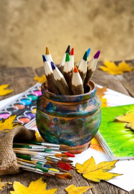 Boyalar ve fırçalar.